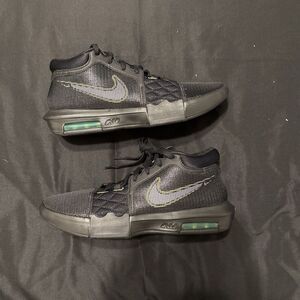 Nike LeBron Witness 8 'Dunkman' FB2239-002 Men's Size‎ 11 Green Black Basketball